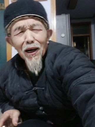 曾经年少多疯狂,老了一律靠南墙,哪个还在谈理想,全部都在晒太阳#你大爷还是大爷