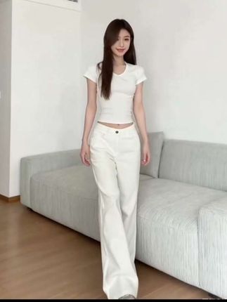 秋季新款宽松不贴腿显瘦拖地马蹄裤。姐妹们快看!我找到了一条超适合梨形身材穿的白色牛仔裤,它不是那种很贴腿的,所以腿粗胯宽的姐妹也可以放心去穿,而且它是这种低腰的设计,小肚子都能给遮住,真的太绝了!