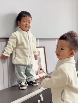 #高品质童装 #幼崽穿搭 #卡伴摇粒绒外套 降温了,降温了,今天一出门一阵凉意袭来,可以打雪仗了 哈哈哈哈哈哈