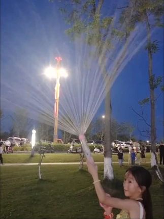 夏天来了,孩子喜欢玩水,那就给它安排一个这样的 #烟花水枪 还能增加亲子互动 #玩水必备 #水枪 #好物分享