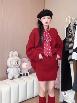 秋冬辣妈战袍!针织套装美到发光✨今年秋冬爆款孕妇套装来了!宽松针织毛衣搭配A字半身裙,慵懒风拉满还藏肉显瘦。毛衣是软糯混纺面料,保暖不闷汗,贴肤亲肤无刺激;半身裙高弹力腰头,从孕中期穿到晚期都不勒肚。百搭色系,适配各种场合——产检搭小白鞋清爽,聚会配短靴洋气,加件风衣通勤超有气质。假两件设计省去搭配烦恼,拍照自带层次感,轻松拍出孕妈大片。 #时尚减龄穿搭 #辣妈套装 #孕期爆款穿搭 #初秋一周不重样穿搭 #显瘦孕妇套装