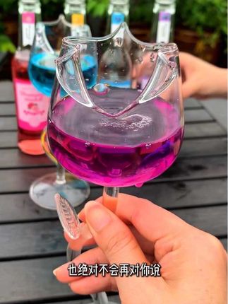 “我宁愿喝酒喝到吐,翻聊天记录翻到哭,也绝对不会再对你说我想你了。我有本事喜欢你,就有本事压下去,没关系,我慢慢熬。”#果酒#仙女都在喝什么 #好喝不贵 #小酒解心宽