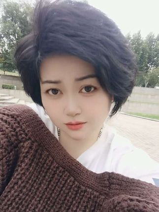 "秋是慢入的,冷是突然的,接下来的日子,记得添衣,好好照顾自己,等落叶,等飘雪,等新年的烟火和更好的我们!"