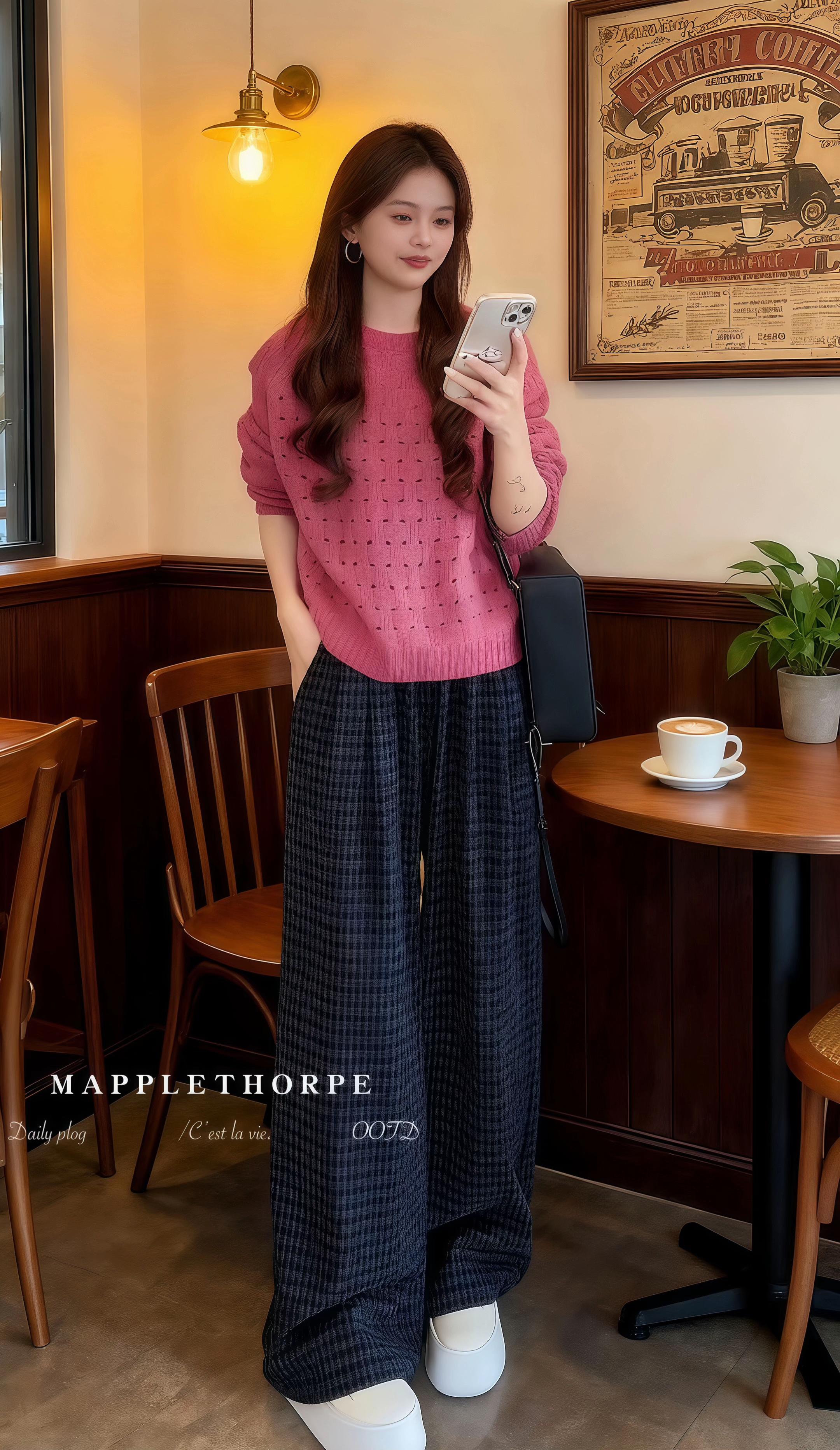 在咖啡馆的暖光里,这套穿搭把松弛感拿捏得刚刚好~ 粉色镂空毛衣温柔又有细节,搭配格纹阔腿裤,慵懒随性的腔调一下就出来了。踩一双厚底小白鞋,舒适又显高,日常出街或咖啡探店都很适配。 偶尔放慢脚步,在这样的穿搭里,享受属于自己的惬意时光 🌿 #休闲减龄穿搭 #高级感穿搭 #慵懒风穿搭 #时尚套装#通勤搭配 @抖加🔥上热门🔥dou+🔥热点宝 @DOU+小助手 @图文带货帮扶中心