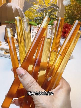有了这个吸管蜜,再也不用洗勺子、刷杯子啦!独立小包装揣包里,上班困了吸一根,健身后来一根,给娃冲牛奶丢一根,老字号60年的酿蜜功底,无添加蔗糖,老人小孩都能放心吃~#吸管蜂蜜 #百花水果吸管蜂蜜 #蜂蜜 #蜂蜜水 #水果蜂蜜