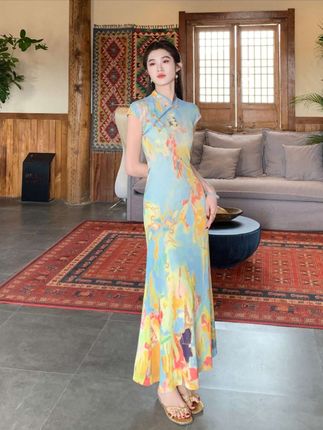 我的天呐,这条新中式鱼尾裙也太美了吧!它采用了传统的旗袍设计 元素,加上现代的鱼尾裙摆,将东方女性的柔美展现得淋漓尽致,穿上它仿佛置身于古代宫廷之中,让你感受一下中国古代文化的魅力所在。喜欢这种设计风格的姐妹们千万不要错过哦!赶紧点击链接购买吧! #古早轻熟风穿搭是我的强项 #旗袍 #连衣裙 #改良旗袍 #暑假出游穿搭