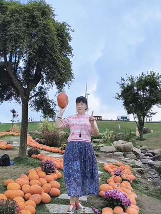 在旅行的道路上,我随性地歌唱,每一步都洋溢着真挚的快乐。分享这份愉悦,我的心情无比畅快。