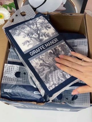 植护家新品悬挂式抽纸!29.9到手整箱8大提!共8000张!送2个挂钩,四层加厚,原生木浆,柔软亲肤,湿水依旧柔韧不易破!#悬挂抽纸 #母婴可放心用 !#生活用纸干湿两用 #超便宜超划算 #快来薅羊毛