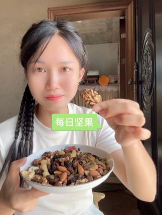 平时上班上学没时间吃早餐的朋友,一定要试试这个搭配好的每日坚果,它是精选七种优质坚果与果干精心搭配而成,而且都是非油炸轻烘焙的,吃起来特别方便又营养均衡,不管是当早餐还是下午茶都很合适,家里老人小孩都可以放心吃,喜欢的朋友赶紧囤起来吧!#坚果#营养丰富 #开袋即食 #好吃到停不下来