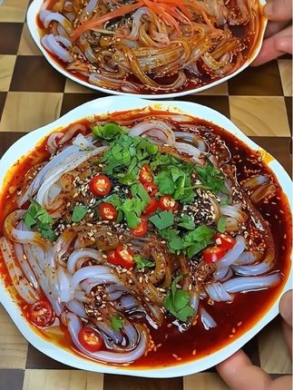 冰冰凉凉、香辣过瘾,2分钟不要就能吃到的手工挠凉粉,真的太香了。#挠凉粉 #美食 #太好吃了
