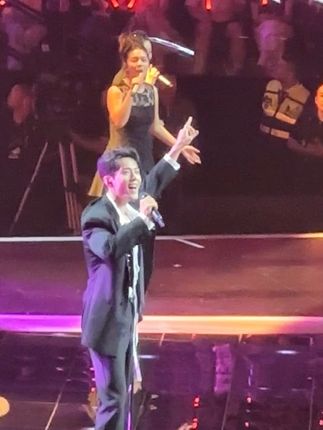 肖战湾区升明月现场完整版,看到爱的肖战闺蜜手都不抖了 湾区升明月晚会 闺蜜喜欢肖战跑去现场看肖战啦! 肖战出场闺蜜手都不抖的拍视频 这个是整晚的音乐完整版 小飞侠们开水壶尖叫声!!! #湾区升明月 #肖战 #小飞侠 #现场