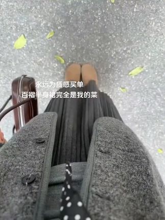 #张予曦毕雯珺真拍了红裙抱 #张予曦 #毕雯珺 #深情眼 #琥珀流光风外套太适合秋天了