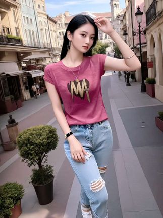 #夏季穿搭 #时尚套装 #洋气减龄 姐妹们快来看!这件竹节棉t恤真的太好看了!它是圆领的设计,而且还是宽松版的,穿着很舒服,无论是外穿还是内搭都合适。它的面料是那种很透气的类型,夏天穿也不会闷热