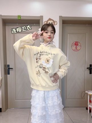 秋季给女儿这样穿,时尚简约,连帽卫衣,面料可舒服了,不褪色不起球,还带了蕾丝边,洋气百搭#卫衣 #女童穿搭 #生女儿就这样穿
