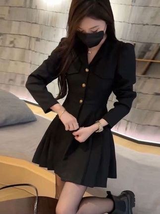 法式轻奢高级感收腰性感连衣裙女2025秋季新款V领显瘦修身A字裙子#穿搭搭配 #裙子控 #连衣裙穿搭 #谁穿谁好看系列 #谁穿谁漂亮