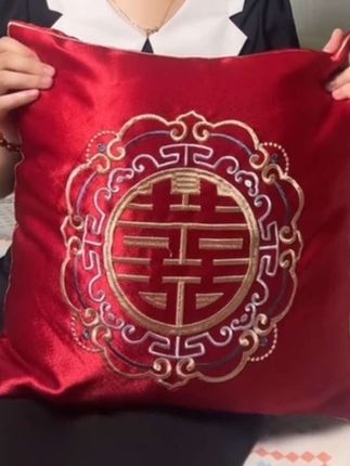 结婚中国风刺绣红喜字抱枕坐垫跪垫一对婚礼装饰靠枕婚房布置靠垫 #中式婚礼抱枕 #新婚大吉 #红红火火 #百年好合 #婚房布置@DOU+好生意 @DOU+小助手