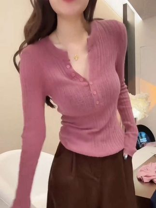 #冬日暖系流光要温度有风度 #秋冬穿搭实用主义   #解锁微胖梨形的本命穿搭 #秋冬大衣内搭怎么选 #秋冬大衣与内搭的配色技巧 时尚百搭显瘦针织打底衫