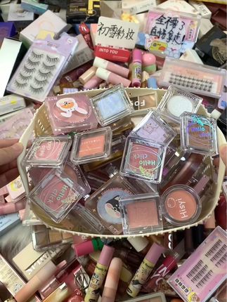 快快快！速来！好多各种化妆品什么都有～ 快来拿了，早上7.30开始。超多美妆的，速来 直接全拿走！#平价彩妆 #粉饼 #腮红 #假睫毛#唇釉