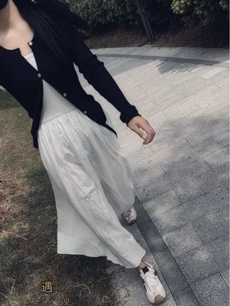 女人一定要健康,一定要好好打扮,一定要靠自己的双手好好赚钱!当你身材好,气质好,又不差钱的时候,你就会恍然大悟,哪有时间患得患失,那又时间猜东猜西,哪有时间揣摩别人,哪有时间留恋过往! #穿搭 #显高显瘦显腿长 #显瘦穿搭#藏肉显瘦穿搭