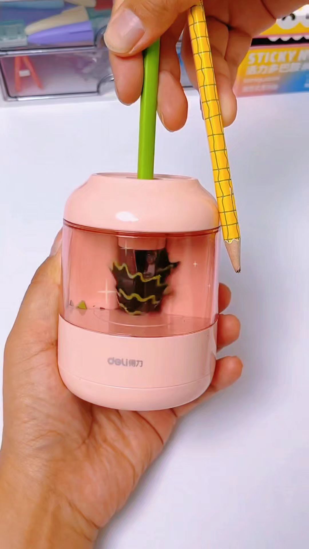 得力这个便宜好用的#电动削笔器 一定要给孩子准备上,削笔丝滑不卡顿,而且削出来的笔尖圆润特别好写,省时又省力太划算了#削笔器 #开学必备 #学习用品 #文具安利