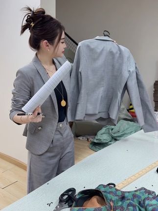 不用说谎,曾经坐在最后一排的同学们,你们混成啥样了?我先来,我在卖衣服 !
