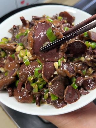 这个红乳牛肝菌真的太好吃了,口感爽滑脆嫩,炒、拌、煮下火锅怎么做好吃!#红乳牛肝菌 #你们吃过吗#云南特产美食#这个真的太好吃了 #快来一起尝个鲜