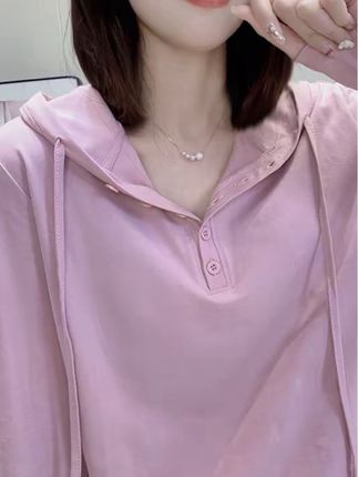 高兴家 长袖连帽上衣女士奥黛儿宽松显瘦连帽纯色T恤衫抽绳连帽衫#春秋穿搭 #这也太好看了 #长袖t恤 #减龄显瘦穿搭 #百搭上衣