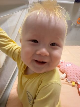 今日份小奶黄包已上线 一逗就笑 开心到犯规~ 你一笑整个世界都亮了 原来快乐真的会传染 老母亲的心快要被融化啦😘#爱笑的宝宝惹人爱 #可爱的人类幼崽谁不喜欢呢 #亲子互动
