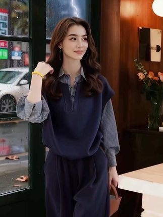 秋季大码女装胖妹妹洋气减龄假两件长袖衬衫女宽松慵懒上衣高品质 这件拼接格子衬衫挂在“魔法衣橱”角落,标签手写着:“专为独特的你量身出现”。  微胖的她试穿时,镜中影像竟开始自主调整——衣摆巧妙遮掩,腰线自然勾勒,拼接的格子如同活物般游移重组,最终定格为她人生中最完美的轮廓。店主倚门轻笑:“不是衣服改变了你,是它映照出你最自信的模样。”  原来真正的变装是让每个“我”都爱上镜中的自己。这件衬衫,只为证明“谁穿谁好看”从不是一句空话。 #大码女装 #高级感穿搭 #洋气减龄 #遮肉显瘦 #时尚休闲穿搭