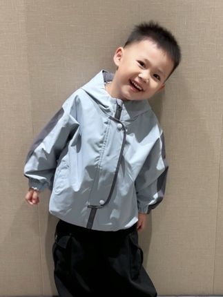 妈妈知道 未来的某一天 你终将成长为别人口中并不完美的孩子 可是原谅妈妈与生俱来的滤镜 你始终在我这里拿到的是满分答卷 #高品质童装 #潮酷穿搭 #每日童装穿搭分享 #冲锋衣外套