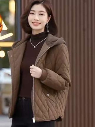 #做工精细 #外套穿搭 #洋气上档次 轻薄棉衣外套女2024秋冬新款时尚休闲短款棉服中年妈妈夹克女天气渐凉,有没有姐妹跟我一样喜欢穿这种棉服小外套的?它是那种很轻薄的面料,上身之后不会显得臃肿,而且特别百搭,不管是配牛仔裤、直筒裤还是半身裙都很好看,平时出门逛街或者上班通勤穿都很合适。如果你也喜欢这种简约又休闲的穿搭,那就赶紧入手吧!