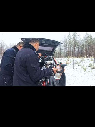 大雪纷飞中,艰难前行。 故作坚强的我,却总被看穿。 #骑行 #警察 #雪 #大兴安岭