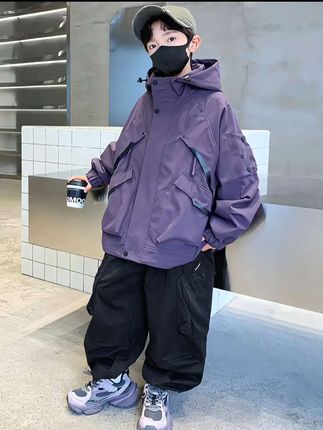 谁懂啊!今年春天被儿子的穿搭帅晕了!穿上这件韩版风衣,妥妥校园剧男主,春秋单穿叠穿都超绝,时髦得不像话~#男童穿搭 #冲锋衣#外套#韩版穿搭 #童装@巨量千川