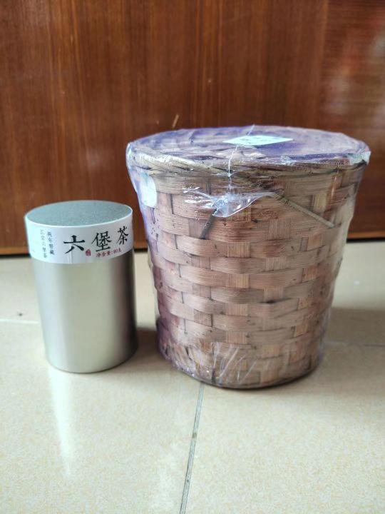 德子六堡茶是我每天都想品尝好茶!喝上一口,随着茶汤在口腔中流转,一丝淡淡的香甜和槟榔的独特香气交织在一起。茶汤醇厚,口感棉滑,柔顺,胶质感强,能够刺激口腔黏膜,促进唾液的分泌,达到缓解口干,燥热的效果!六堡茶含有丰富的维生素C,维生素E等成分,能够改善眼周和眼底的血液循环。六堡茶也是非常不错送礼佳品,送特色,传心意,传达健康,首选六堡茶!!!#我在抖音买买买