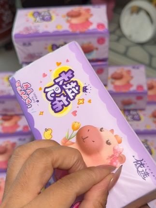 我的天呐!依选卡拉尼布嘟嘟脱加大加厚#抽纸 这么一大箱20大包!怎么用都不心疼了。 #依选卡拉尼布嘟嘟豚6层加厚带励志语录不一样是的惊喜还是巨无霸的加量到足足420张纸张柔软亲肤还不含荧光剂!#抽纸