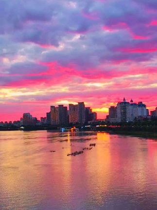 2025.9.17日傍晚,如果你失约了松花江畔玫瑰红色的世纪晚霞,那我拍给你看。 #落日晚霞 #好看的天空当然分享给你 #吉林市首届恒联华为摄影大赛 #这个秋天和华为授权体验店欧亚商都店一起赏吉林 @Citywalk!吉林市行