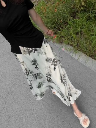 生路漫漫,值得我们追求的东西实在是太 多了,得失不过是一种心境,想开了,看 淡了,结果也就不那么重要了#女人一定要活成自己喜欢的样子 #夏季新款 #遮肉显瘦 #不挑年龄不挑身材 #大码女装