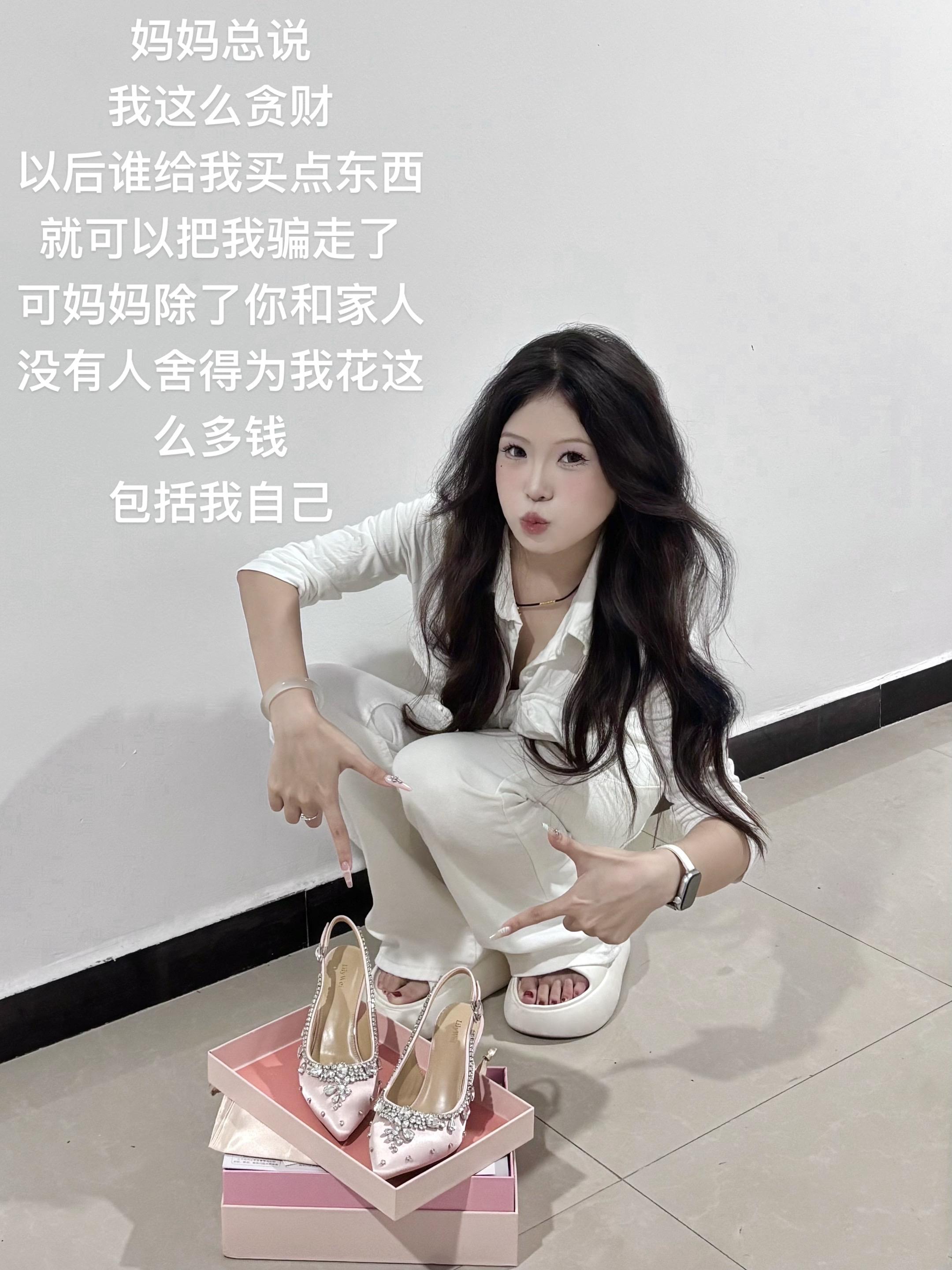 今天穿的是lilywei高跟鞋非常符合我的22岁 璀璨 骄傲 美丽#lilywei心动时刻 #lilywei高跟鞋 #人生中第一双高跟鞋#送女朋友的高跟鞋#礼物开箱