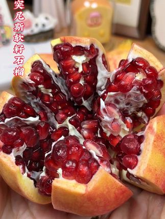 这个突尼斯软籽石榴,颗颗像红宝石一样晶莹剔透,一口下去香甜多汁超级好吃!#应季水果 #软籽石榴 #突尼斯软籽石榴 #新鲜采摘#石榴