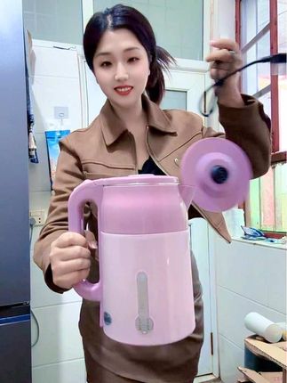 天气慢慢的变冷了,热水是越来越离不开了,赶紧入手一个电热水壶,这个容量大,线够长,烧水快,#电热水壶 #居家好物 #好物推荐🔥