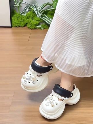 姐妹们洞洞鞋出洞咯2025新款厚底珍珠链条增高洞洞鞋女夏外穿时尚百搭包头一脚蹬:/ 拖鞋#夏季凉鞋 #休闲风 #这也太好看了 #颜色多选 #百搭款