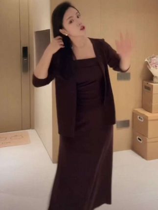 #dou上热门 【简爱日记】气质慵懒开衫+吊带+半裙显瘦温柔高智老钱套装