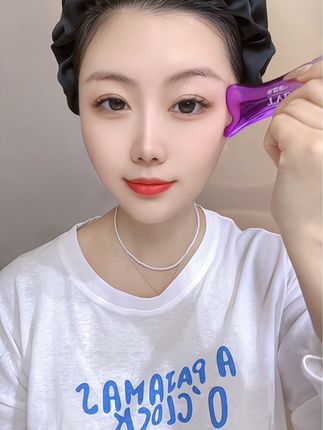 每天都是熬夜凌晨一两点,黑眼圈眼袋小纹纹一个不少,闺蜜推荐的这款#鱼子酱眼霜 好好用,自带滚珠按摩头,冰冰凉凉的很舒服!!#眼部护理#紧致提升淡化皱纹 #眼霜推荐 #我可真会买