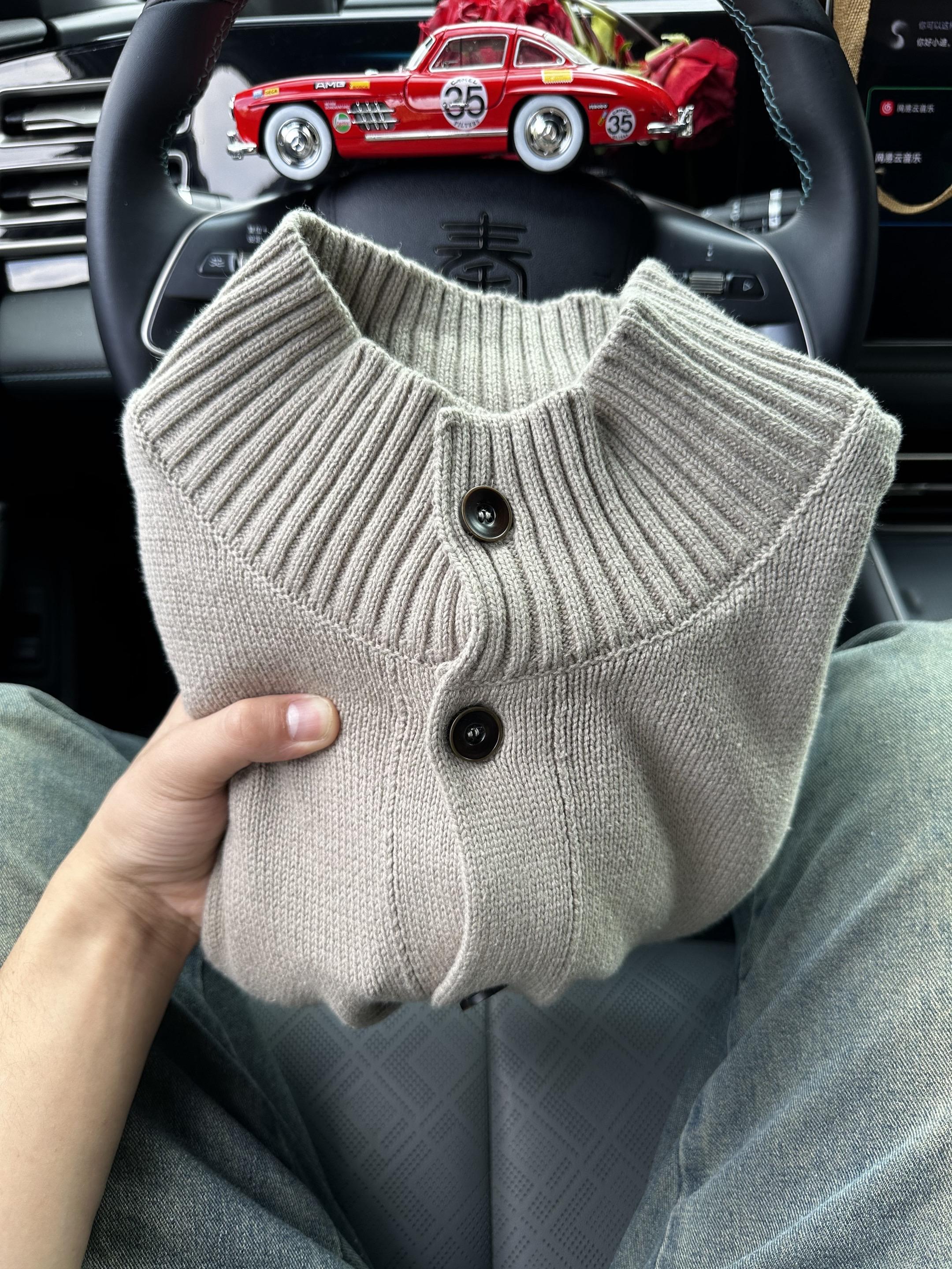 兄弟们!这件美式德系针织衫真的太板正了 正肩的设计 显肩宽!#男士穿搭#穿搭#今天穿什么#美式穿搭#秋季穿搭