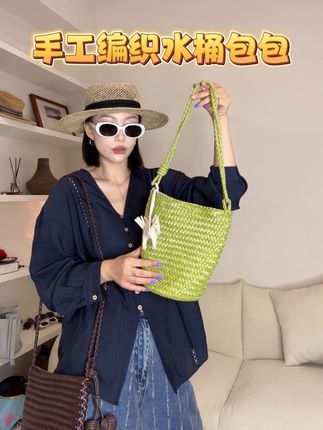 可调节的肩带也不挑身高,背法很丰富! 快来选选颜色吧….#水桶包 #斜挎包 #编织包包 #时髦夏季的朋友们 #包包