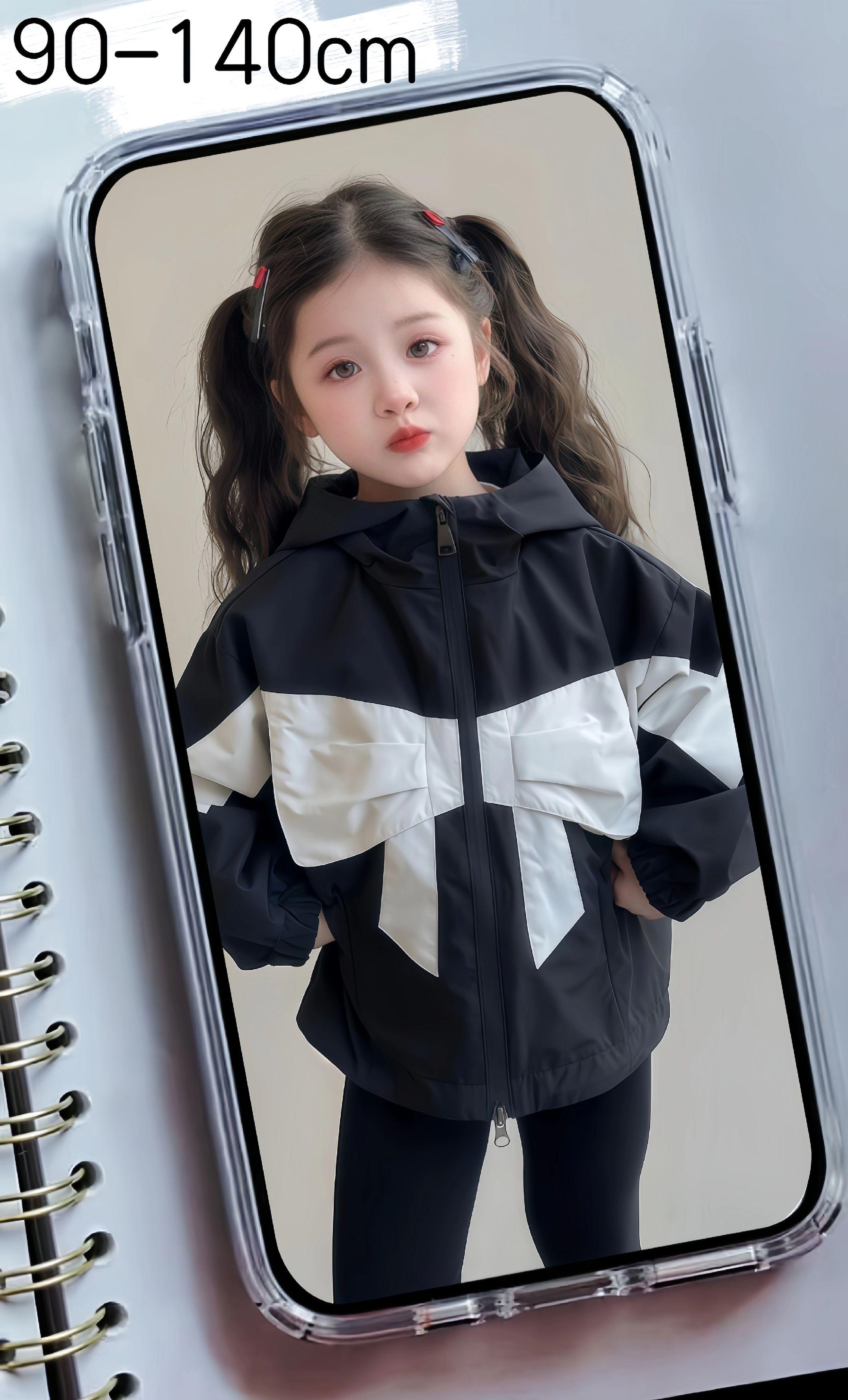 2025新款女童春秋外套|洋气运动风必备 春日出行就选这款女童新款外套,2025流行设计拿捏满满洋气感 。精选轻薄透气的棉混纺面料,亲肤柔软不闷汗,对宝宝娇嫩肌肤更友好,还融入防风工艺,轻松应对春秋早晚温差。  连帽抽绳可自由调节,护住小脑袋挡冷风,罗纹袖口与下摆紧密锁温不灌风。清新马卡龙色系搭配简约运动剪裁,跑跳玩耍无束缚,户外撒欢也灵活自在。  贴心隐形口袋能装小玩具,按扣设计方便穿脱,搭配T恤或连衣裙都出彩。从幼儿园通勤到公园嬉戏,一件承包宝贝春秋所有场景,实用与颜值双双在线 。#每日童装穿搭分享 #女童穿搭 #把女儿打扮成精致小公主 #跟着抖音学穿搭 #高品质童装