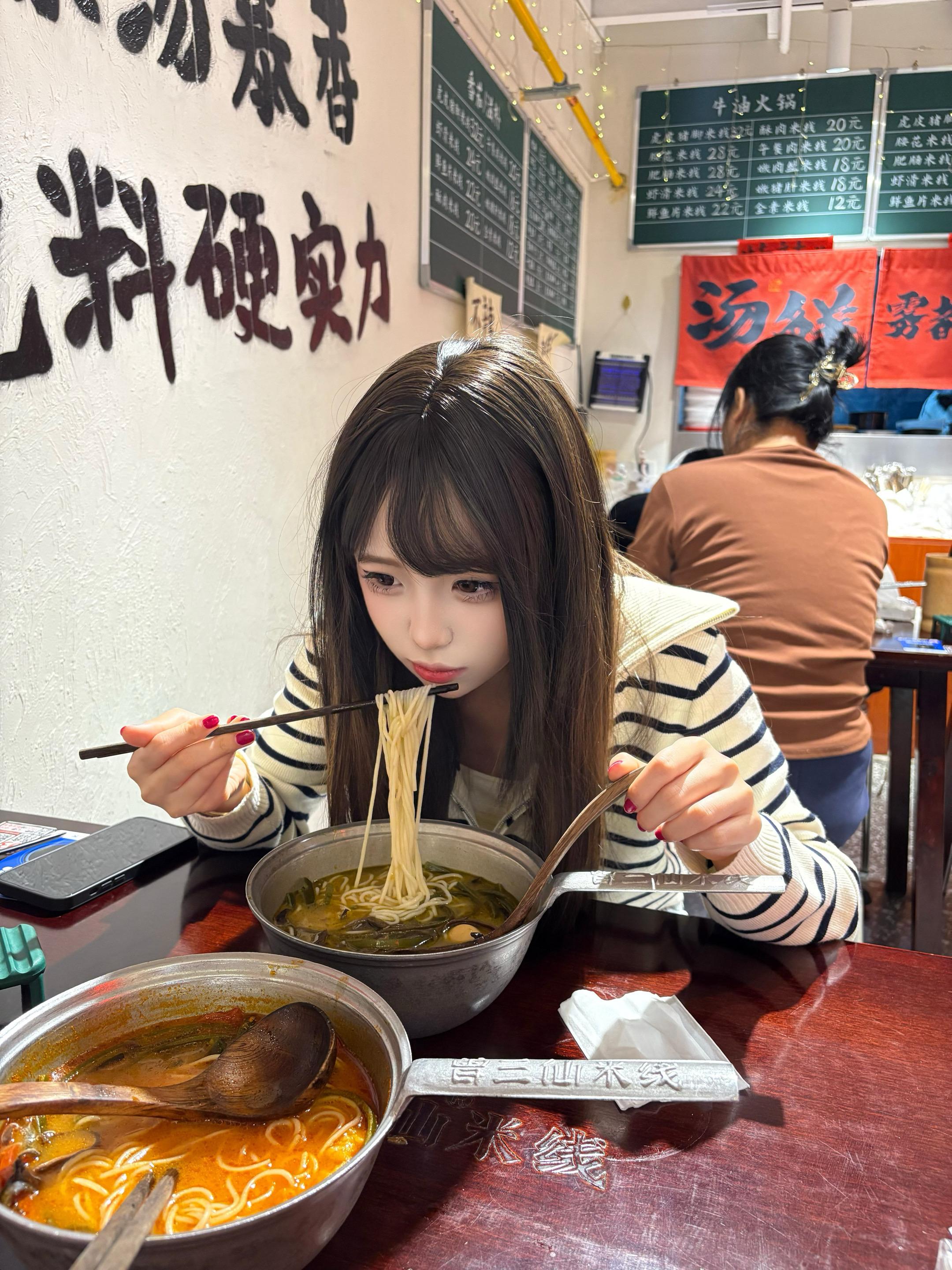 我的12306还有你的身份信息 我的外卖平台还有你的地址 我的倒数日还有我们在一起的日子 我的朋友圈和抖音私密还有你的照片 还有我们的合照 我的家里还有你送的玩偶和礼物