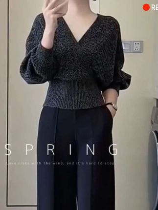秋装两件套,显瘦洋气秒变气质范 入秋第一件氛围感穿搭,认准这套网红两件套!上身自带显瘦buff,巧妙藏住腰腹赘肉,轻松勾勒利落线条。简约设计透着洋气感,不管是通勤搭西装,还是日常配小白鞋都适配,轻松hold住多种场合。质感面料柔软亲肤,秋凉天穿正合适,穿上就是自带气场的气质女士,百搭又时髦,早秋衣橱必备款!#秋冬气质新鲜穿搭 #早秋穿搭三分钟出门不是梦 #秋冬微胖穿搭 #快去艾特你的好姐妹