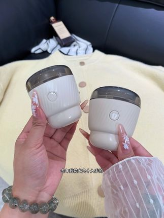 马上秋冬天了,这简直就是秋冬必备毛球克星!扬子这款修剪器才这个价也太香了!,用它过一遍那些喜欢的衣服还能再穿一年!#扬子毛球修剪器#去毛球神器#秋冬必各