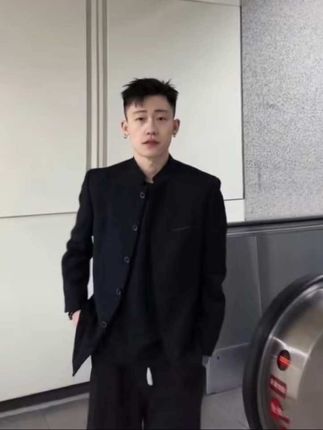 远赴北平 畅听游京 一睹这京都盛世颜 男人一生不穿一次中山装都不知道自己有多帅 新中式纯黑痞帅中山装#新中式穿搭 #中山装 #潮男穿搭 #气场全开 #痞帅